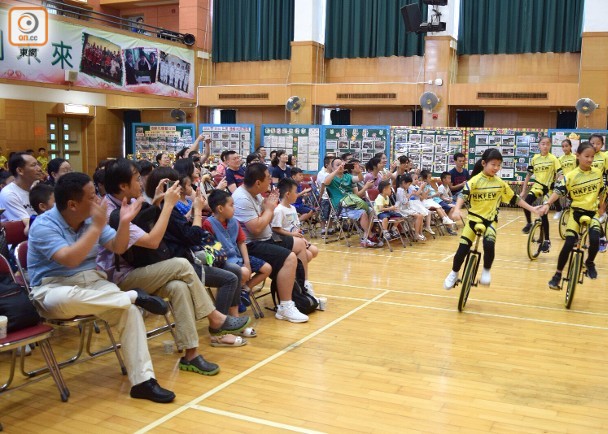 黄楚标学校安排廿多名珠海家长到校参观。（图源：香港东网）