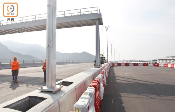港珠澳大桥通车在望，不少香港小学校已看准时机，招揽珠海等地学童入学。（图源：香港东网）