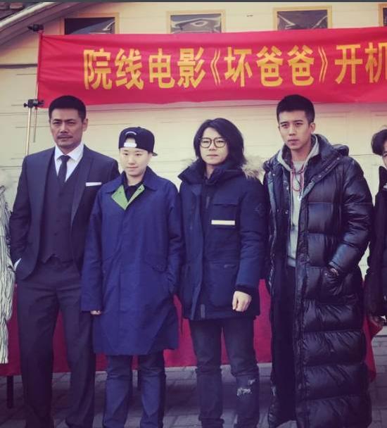 朱村子(左二)在开机仪式上